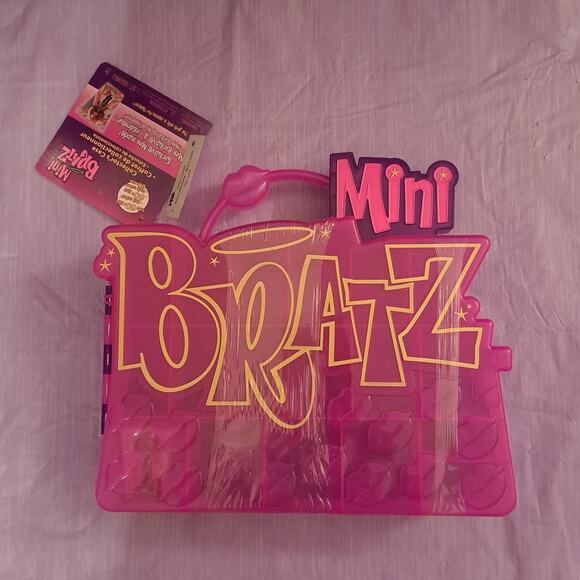 Bratz Miniverse Collector's Case with Exclusive Mini Figure Pretty N Punk Sasha - Picture 2 of 11